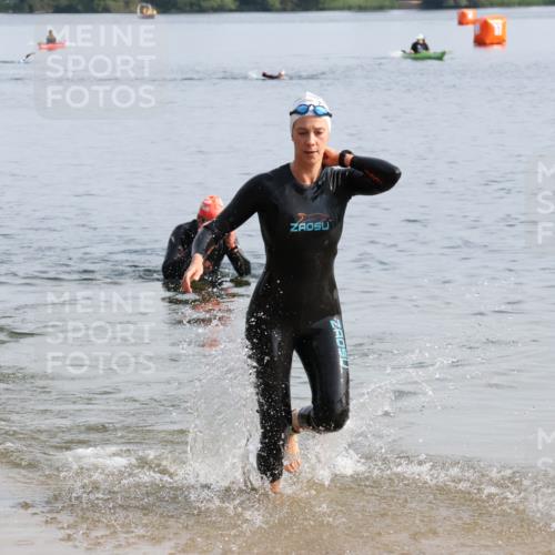 15.06.2025 - 27. Vierlanden-Triathlon Lena Gebhardt http://msf.ph/oto/8048714 15.06.2025 09:06:53 Schwimmen 212, 251 meine-sportfotos.de