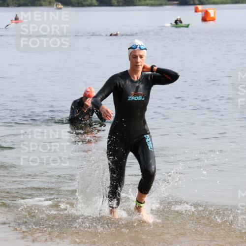 15.06.2025 - 27. Vierlanden-Triathlon Lena Gebhardt http://msf.ph/oto/8048715 15.06.2025 09:06:53 Schwimmen 212, 251 meine-sportfotos.de