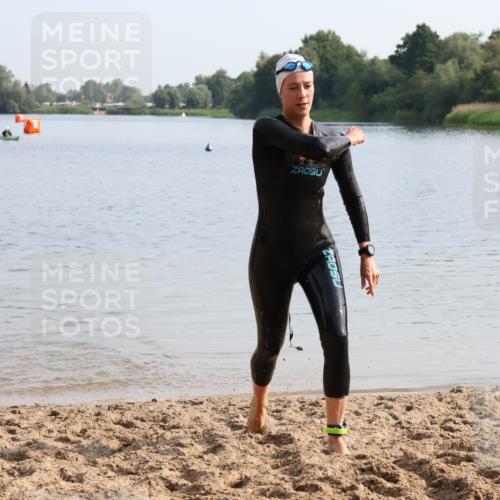 15.06.2025 - 27. Vierlanden-Triathlon Lena Gebhardt http://msf.ph/oto/8048727 15.06.2025 09:06:55 Schwimmen 212, 251 meine-sportfotos.de