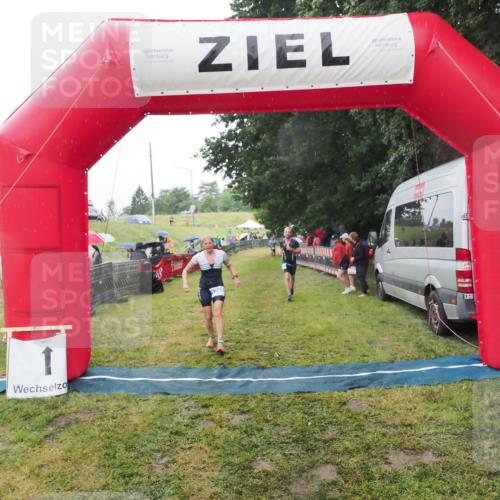 21.06.2025 - 27. Vierlanden-Triathlon MichiJ http://msf.ph/oto/8048730 15.06.2026 14:21:31 Ziel 742, 1205, 1238 meine-sportfotos.de