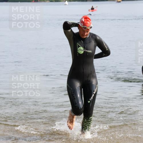 15.06.2025 - 27. Vierlanden-Triathlon Lena Gebhardt http://msf.ph/oto/8048731 15.06.2025 09:06:56 Schwimmen 212, 251 meine-sportfotos.de