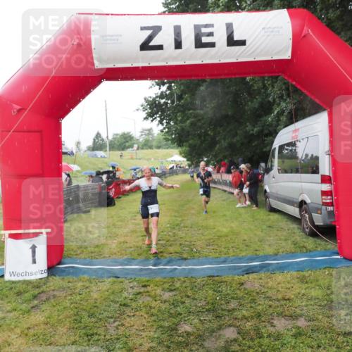 21.06.2025 - 27. Vierlanden-Triathlon MichiJ http://msf.ph/oto/8048732 15.06.2026 14:21:31 Ziel 742, 1205, 1238 meine-sportfotos.de