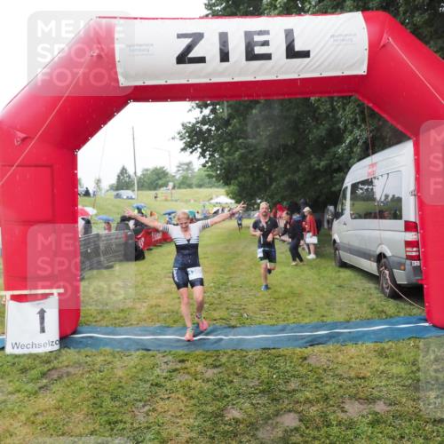 21.06.2025 - 27. Vierlanden-Triathlon MichiJ http://msf.ph/oto/8048745 15.06.2026 14:21:32 Ziel 742, 1205, 1238 meine-sportfotos.de