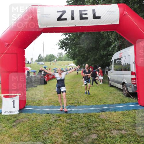 21.06.2025 - 27. Vierlanden-Triathlon MichiJ http://msf.ph/oto/8048747 15.06.2026 14:21:32 Ziel 742, 1205, 1238 meine-sportfotos.de