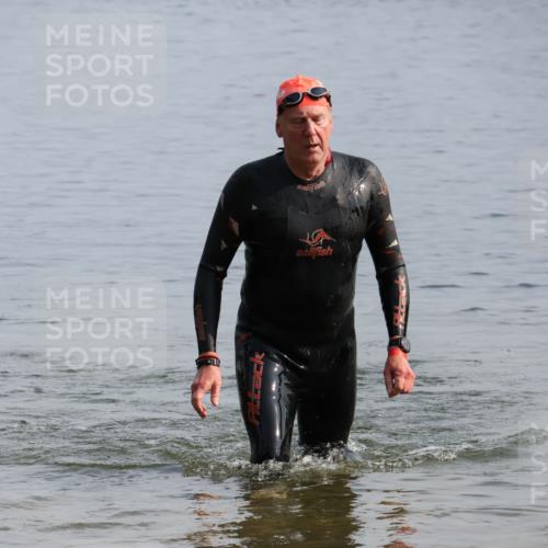15.06.2025 - 27. Vierlanden-Triathlon Lena Gebhardt http://msf.ph/oto/8048748 15.06.2025 09:07:01 Schwimmen 212, 231, 251 meine-sportfotos.de