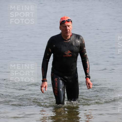 15.06.2025 - 27. Vierlanden-Triathlon Lena Gebhardt http://msf.ph/oto/8048750 15.06.2025 09:07:01 Schwimmen 212, 231, 251 meine-sportfotos.de