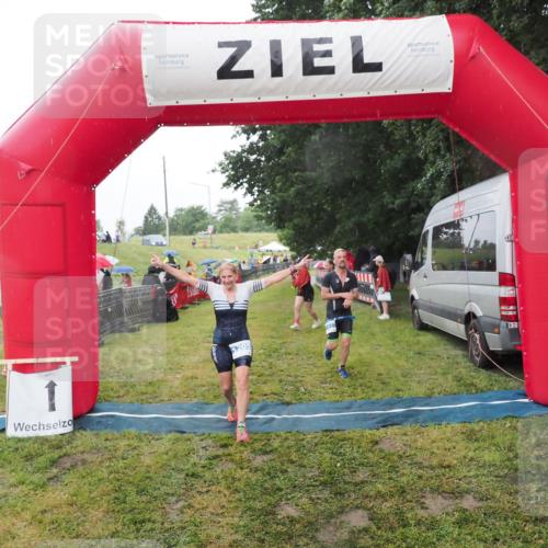 21.06.2025 - 27. Vierlanden-Triathlon MichiJ http://msf.ph/oto/8048752 15.06.2026 14:21:32 Ziel 742, 1205, 1238 meine-sportfotos.de