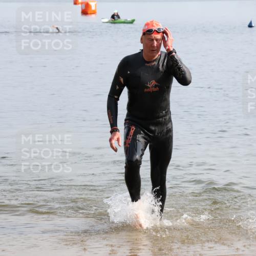 15.06.2025 - 27. Vierlanden-Triathlon Lena Gebhardt http://msf.ph/oto/8048755 15.06.2025 09:07:04 Schwimmen 212, 231, 251 meine-sportfotos.de