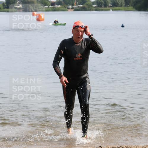 15.06.2025 - 27. Vierlanden-Triathlon Lena Gebhardt http://msf.ph/oto/8048759 15.06.2025 09:07:05 Schwimmen 212, 231, 251 meine-sportfotos.de