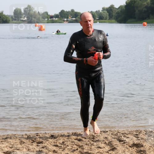 15.06.2025 - 27. Vierlanden-Triathlon Lena Gebhardt http://msf.ph/oto/8048763 15.06.2025 09:07:07 Schwimmen 231, 251 meine-sportfotos.de
