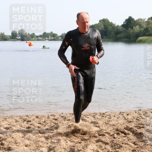 15.06.2025 - 27. Vierlanden-Triathlon Lena Gebhardt http://msf.ph/oto/8048765 15.06.2025 09:07:08 Schwimmen 231, 251 meine-sportfotos.de
