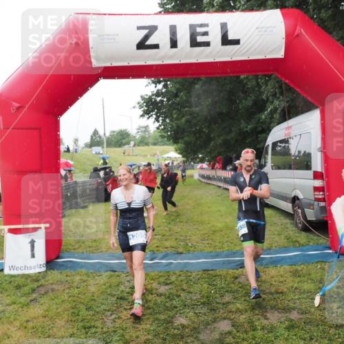 21.06.2025 - 27. Vierlanden-Triathlon MichiJ http://msf.ph/oto/8048766 15.06.2026 14:21:33 Ziel 1205, 1238 meine-sportfotos.de