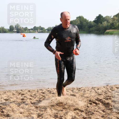 15.06.2025 - 27. Vierlanden-Triathlon Lena Gebhardt http://msf.ph/oto/8048767 15.06.2025 09:07:08 Schwimmen 231, 251 meine-sportfotos.de