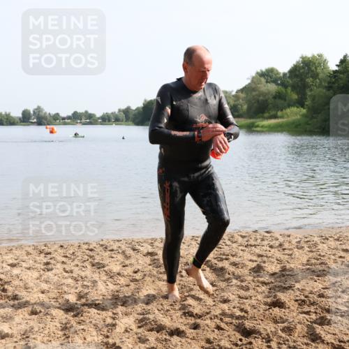 15.06.2025 - 27. Vierlanden-Triathlon Lena Gebhardt http://msf.ph/oto/8048769 15.06.2025 09:07:09 Schwimmen 231, 251 meine-sportfotos.de
