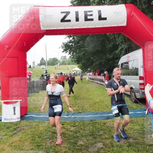 21.06.2025 - 27. Vierlanden-Triathlon MichiJ http://msf.ph/oto/8048770 15.06.2026 14:21:33 Ziel 1205, 1238 meine-sportfotos.de