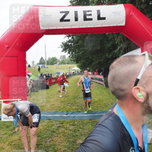 21.06.2025 - 27. Vierlanden-Triathlon MichiJ http://msf.ph/oto/8048775 15.06.2026 14:21:39 Ziel 1238, 1291 meine-sportfotos.de