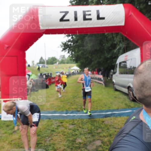 21.06.2025 - 27. Vierlanden-Triathlon MichiJ http://msf.ph/oto/8048777 15.06.2026 14:21:39 Ziel 1238, 1291 meine-sportfotos.de