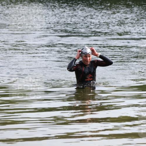 15.06.2025 - 27. Vierlanden-Triathlon Lena Gebhardt http://msf.ph/oto/8048778 15.06.2025 09:08:24 Schwimmen  meine-sportfotos.de
