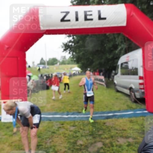 21.06.2025 - 27. Vierlanden-Triathlon MichiJ http://msf.ph/oto/8048779 15.06.2026 14:21:39 Ziel 1238, 1291 meine-sportfotos.de