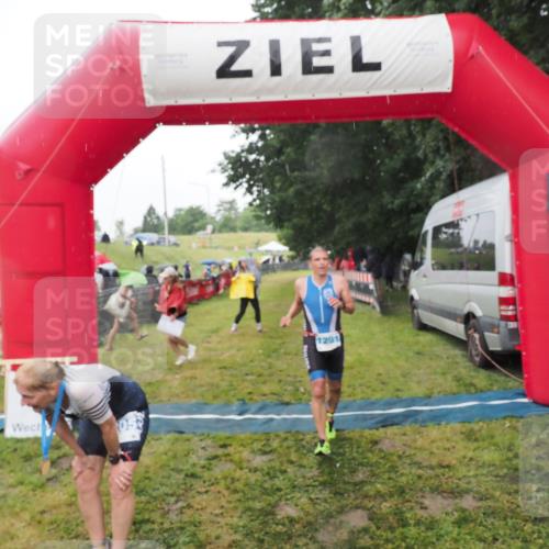 21.06.2025 - 27. Vierlanden-Triathlon MichiJ http://msf.ph/oto/8048783 15.06.2026 14:21:39 Ziel 1238, 1291 meine-sportfotos.de