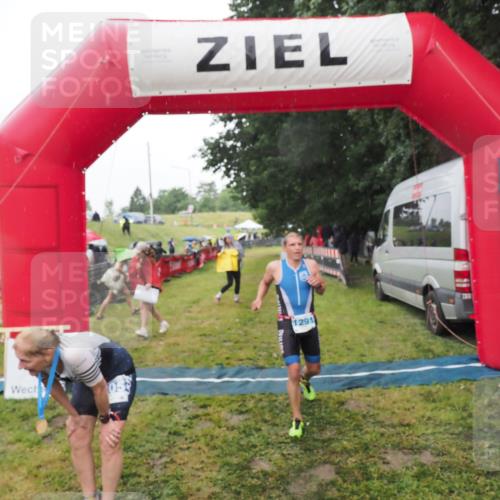 21.06.2025 - 27. Vierlanden-Triathlon MichiJ http://msf.ph/oto/8048785 15.06.2026 14:21:39 Ziel 1238, 1291 meine-sportfotos.de