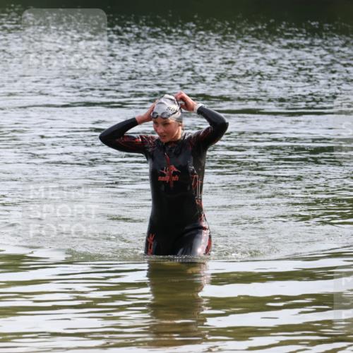 15.06.2025 - 27. Vierlanden-Triathlon Lena Gebhardt http://msf.ph/oto/8048786 15.06.2025 09:08:26 Schwimmen 226 meine-sportfotos.de