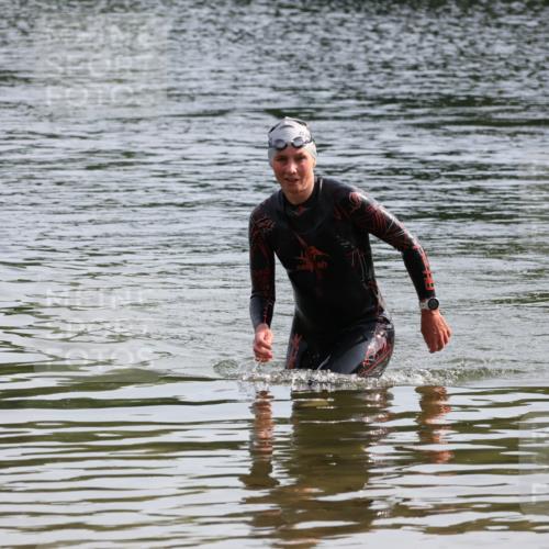 15.06.2025 - 27. Vierlanden-Triathlon Lena Gebhardt http://msf.ph/oto/8048787 15.06.2025 09:08:28 Schwimmen 226 meine-sportfotos.de