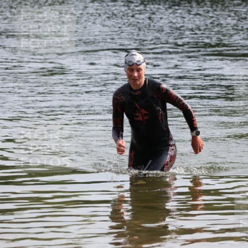 15.06.2025 - 27. Vierlanden-Triathlon Lena Gebhardt http://msf.ph/oto/8048789 15.06.2025 09:08:28 Schwimmen 226 meine-sportfotos.de