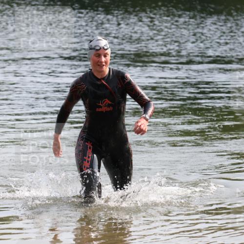 15.06.2025 - 27. Vierlanden-Triathlon Lena Gebhardt http://msf.ph/oto/8048791 15.06.2025 09:08:30 Schwimmen 226 meine-sportfotos.de