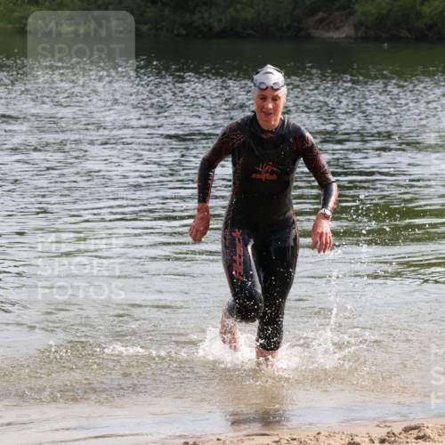 15.06.2025 - 27. Vierlanden-Triathlon Lena Gebhardt http://msf.ph/oto/8048799 15.06.2025 09:08:32 Schwimmen 226 meine-sportfotos.de