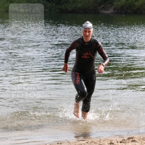 15.06.2025 - 27. Vierlanden-Triathlon Lena Gebhardt http://msf.ph/oto/8048801 15.06.2025 09:08:32 Schwimmen 226 meine-sportfotos.de