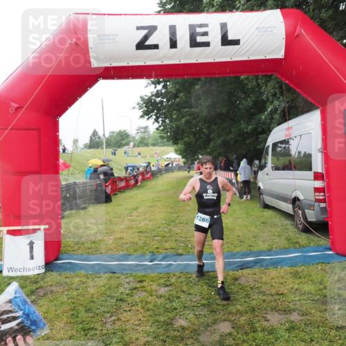21.06.2025 - 27. Vierlanden-Triathlon MichiJ http://msf.ph/oto/8048809 15.06.2026 14:21:54 Ziel 1251, 1266 meine-sportfotos.de