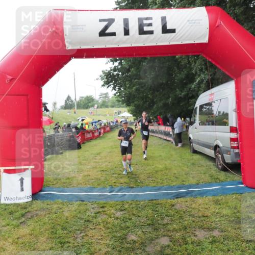 21.06.2025 - 27. Vierlanden-Triathlon MichiJ http://msf.ph/oto/8048811 15.06.2026 14:22:06 Ziel 1215, 1263, 1315 meine-sportfotos.de