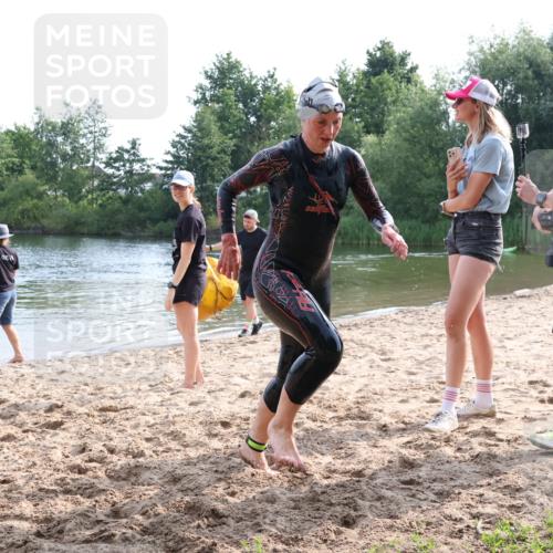 15.06.2025 - 27. Vierlanden-Triathlon Lena Gebhardt http://msf.ph/oto/8048816 15.06.2025 09:08:36 Schwimmen 226 meine-sportfotos.de