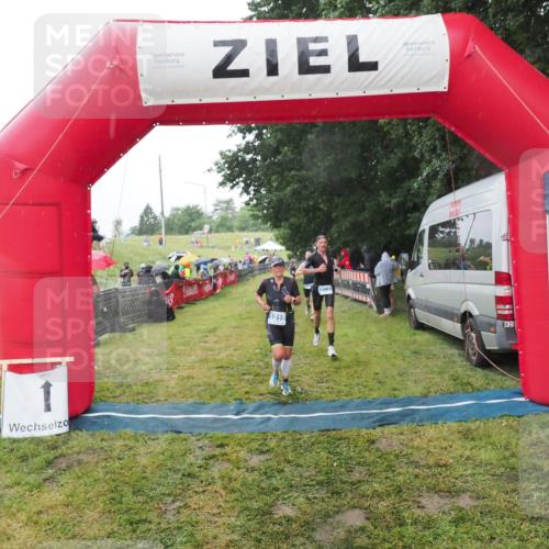 21.06.2025 - 27. Vierlanden-Triathlon MichiJ http://msf.ph/oto/8048817 15.06.2026 14:22:06 Ziel 1215, 1263, 1315 meine-sportfotos.de