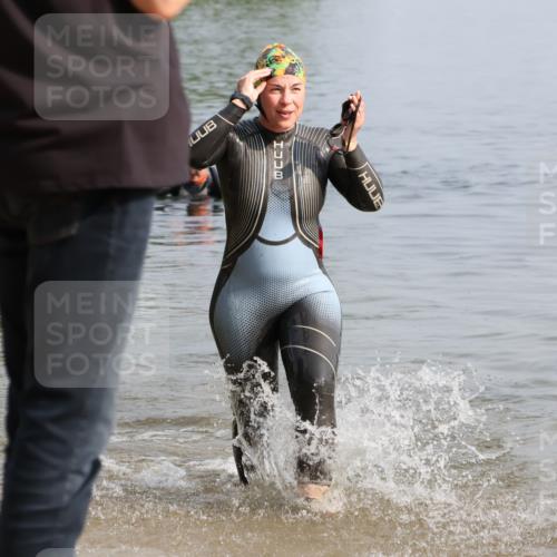15.06.2025 - 27. Vierlanden-Triathlon Lena Gebhardt http://msf.ph/oto/8048818 15.06.2025 09:08:48 Schwimmen 199 meine-sportfotos.de