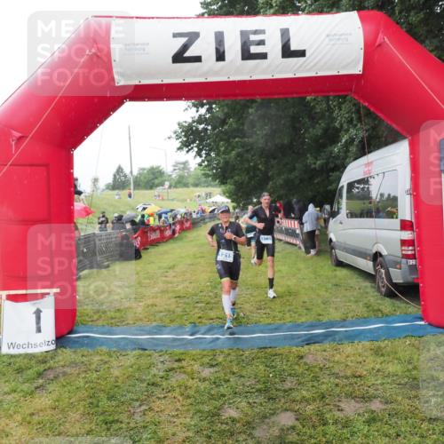 21.06.2025 - 27. Vierlanden-Triathlon MichiJ http://msf.ph/oto/8048819 15.06.2026 14:22:06 Ziel 1215, 1263, 1315 meine-sportfotos.de