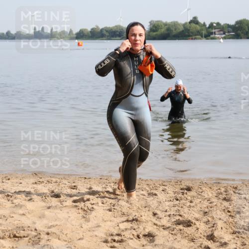 15.06.2025 - 27. Vierlanden-Triathlon Lena Gebhardt http://msf.ph/oto/8048829 15.06.2025 09:08:53 Schwimmen 199, 204 meine-sportfotos.de