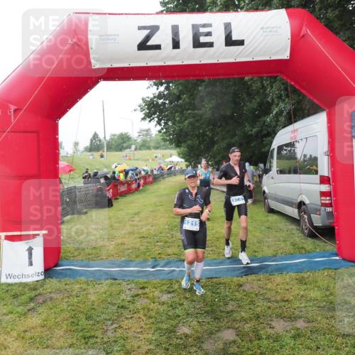 21.06.2025 - 27. Vierlanden-Triathlon MichiJ http://msf.ph/oto/8048830 15.06.2026 14:22:07 Ziel 1215, 1263, 1315 meine-sportfotos.de