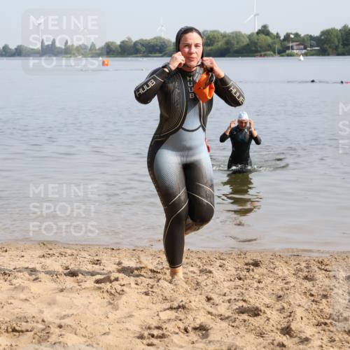 15.06.2025 - 27. Vierlanden-Triathlon Lena Gebhardt http://msf.ph/oto/8048831 15.06.2025 09:08:53 Schwimmen 199, 204 meine-sportfotos.de