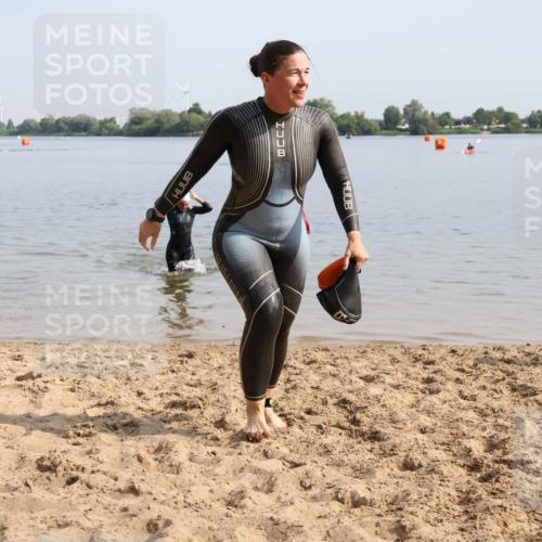 15.06.2025 - 27. Vierlanden-Triathlon Lena Gebhardt http://msf.ph/oto/8048833 15.06.2025 09:08:55 Schwimmen 199, 204 meine-sportfotos.de