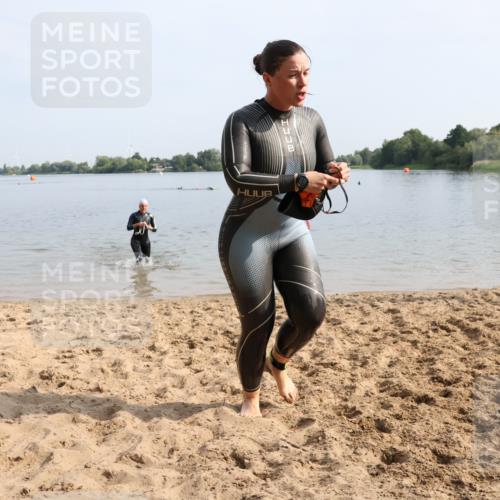 15.06.2025 - 27. Vierlanden-Triathlon Lena Gebhardt http://msf.ph/oto/8048838 15.06.2025 09:08:56 Schwimmen 199, 204 meine-sportfotos.de