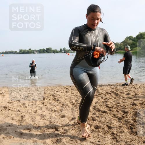 15.06.2025 - 27. Vierlanden-Triathlon Lena Gebhardt http://msf.ph/oto/8048841 15.06.2025 09:08:57 Schwimmen 199, 204 meine-sportfotos.de