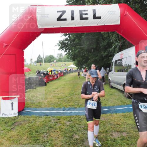21.06.2025 - 27. Vierlanden-Triathlon MichiJ http://msf.ph/oto/8048849 15.06.2026 14:22:08 Ziel 1215, 1263, 1315 meine-sportfotos.de