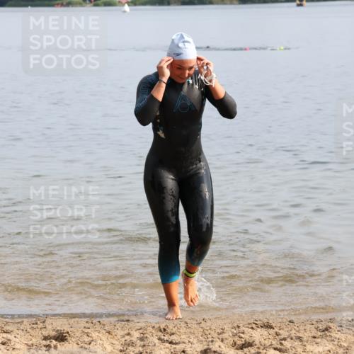 15.06.2025 - 27. Vierlanden-Triathlon Lena Gebhardt http://msf.ph/oto/8048850 15.06.2025 09:08:59 Schwimmen 199, 204 meine-sportfotos.de