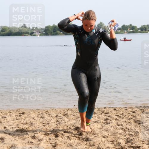15.06.2025 - 27. Vierlanden-Triathlon Lena Gebhardt http://msf.ph/oto/8048858 15.06.2025 09:09:02 Schwimmen 199, 204 meine-sportfotos.de