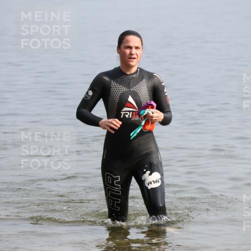 15.06.2025 - 27. Vierlanden-Triathlon Lena Gebhardt http://msf.ph/oto/8048871 15.06.2025 09:09:09 Schwimmen 204 meine-sportfotos.de