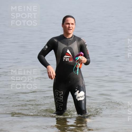 15.06.2025 - 27. Vierlanden-Triathlon Lena Gebhardt http://msf.ph/oto/8048872 15.06.2025 09:09:09 Schwimmen 204 meine-sportfotos.de