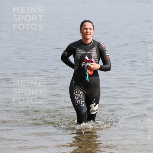 15.06.2025 - 27. Vierlanden-Triathlon Lena Gebhardt http://msf.ph/oto/8048876 15.06.2025 09:09:09 Schwimmen 204 meine-sportfotos.de
