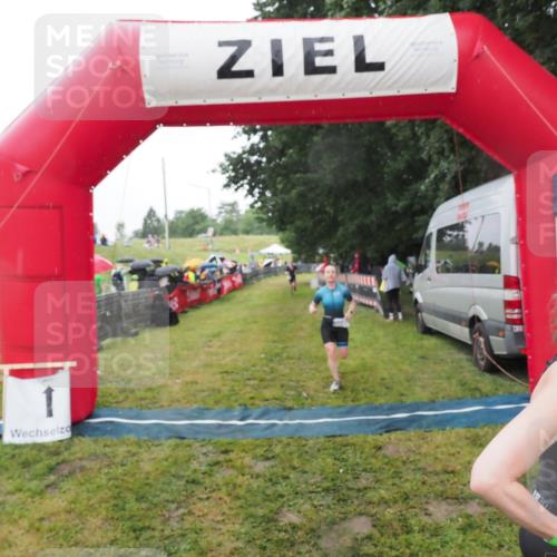 21.06.2025 - 27. Vierlanden-Triathlon MichiJ http://msf.ph/oto/8048888 15.06.2026 14:22:19 Ziel 1201, 1226 meine-sportfotos.de